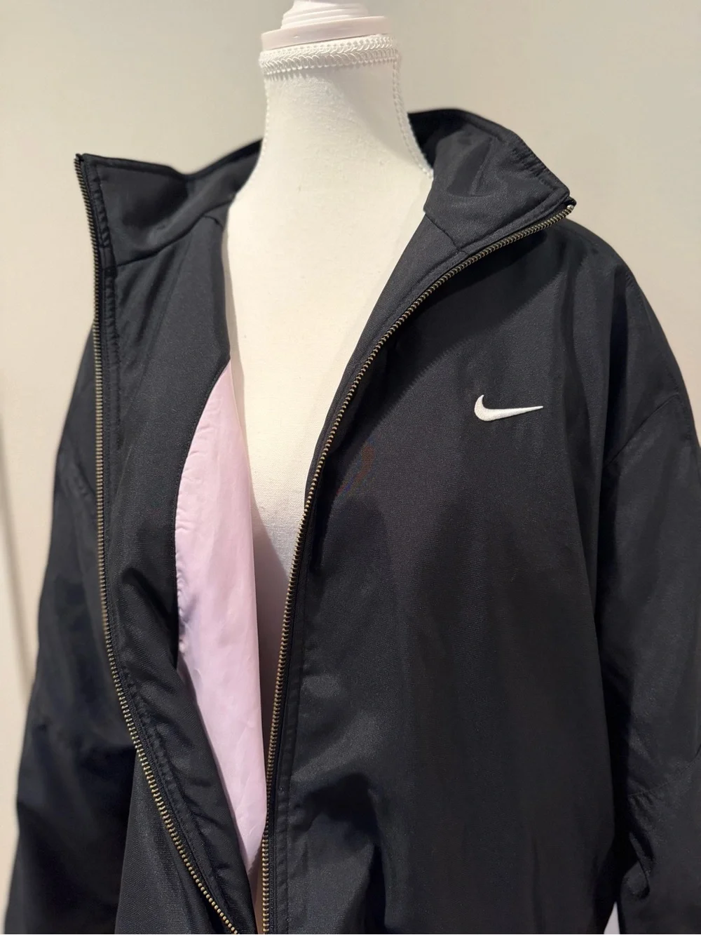 Nike Black Lightweight Oversized Women’s Windbreaker Jacket with White Swoosh - Picture 7 of 7